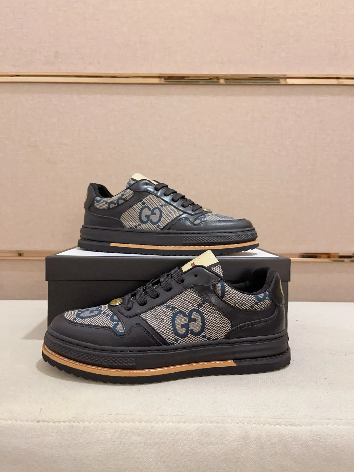 Men's shoes💰 420💰【gucci】Gucci men's latest series of casual shoes! The official website is built 1:1. The upper is made of imported high-quality cowhide, and the lining is made of high-quality sheepskin, which is soft and comfortable. Picky selection of materials and exquisite workmanship give you the best enjoyment. Number of yards: 38-44 yards. (Can be customized for 45 non-refundable)